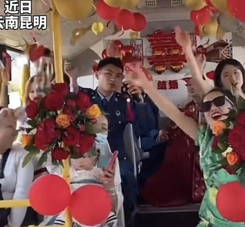 云南一对新人租公交车当婚车，引起众多网友称赞：既个性又环保！