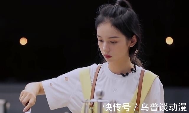 素颜|周也学做饭满头大汗。脸部脱妆，素颜油光满面不像23，太美了