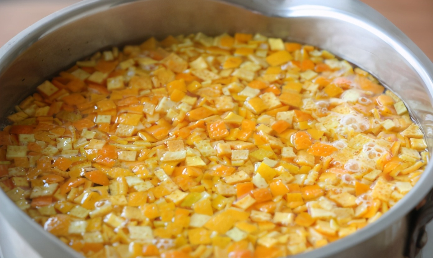 橙皮养花不能直接用，制成水肥使，1月1次，植物有精神