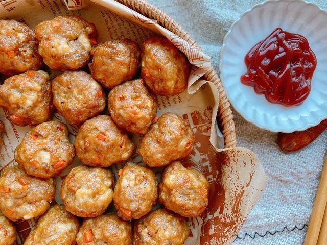 炸丸子有人放面粉,有人放淀粉,都不对,掌握3点,丸子外酥里软