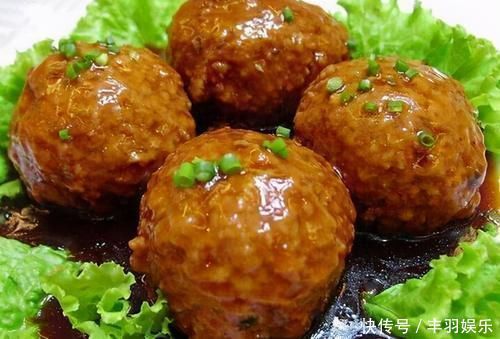 红烧狮子头,肉质鲜嫩,软糯多汁儿,忍不住流口水,和米饭绝配