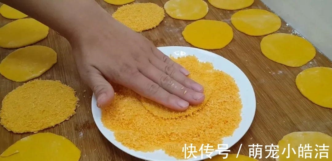 南瓜这样做才简单，锅里炸一炸，外皮焦脆又空心，比面包蛋糕还好吃