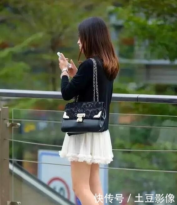 街拍美女时尚,时尚活力又脱俗,秋天不冷吗