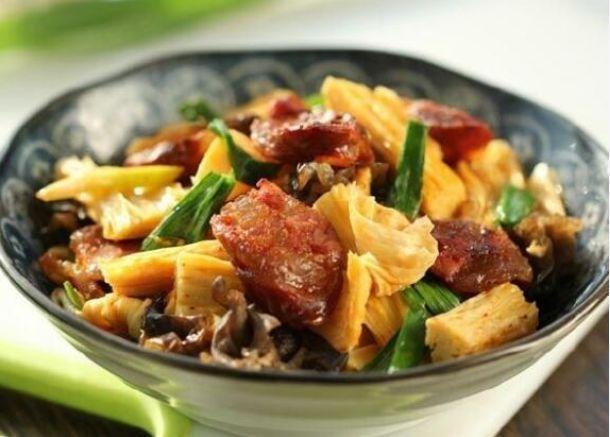 腐竹炒腊肠,豆角烧茄子,咖喱牛腩,香辣干锅土豆片的做法