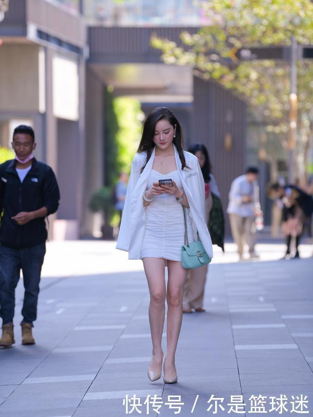 时尚女生的白色系裙装穿搭,精致优雅又气质,让人过目难忘!