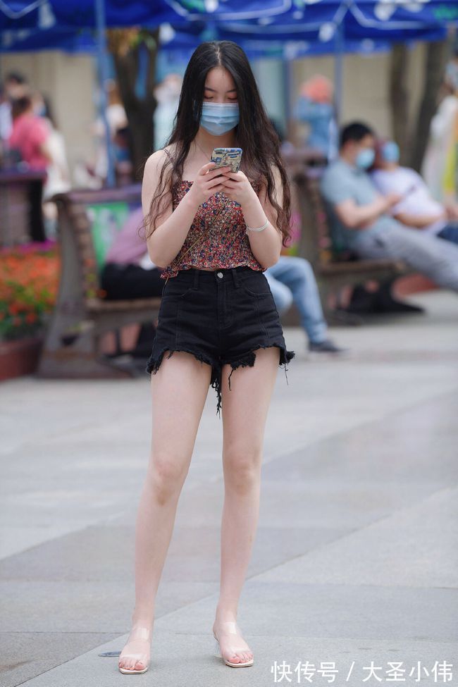 街拍|美女街拍:街上的美女们低头看着手机,爱美的男人们看着这些美女