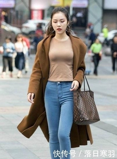 小姐姐|街拍秋天了,小姐姐们都是穿成这样出门的,第四位气质真好