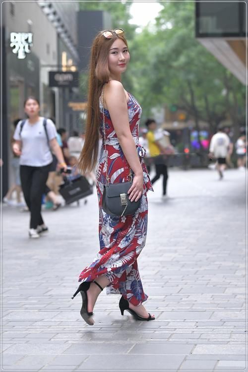 街拍美女:花纹收腰吊带裙,款式新颖,配色丰富