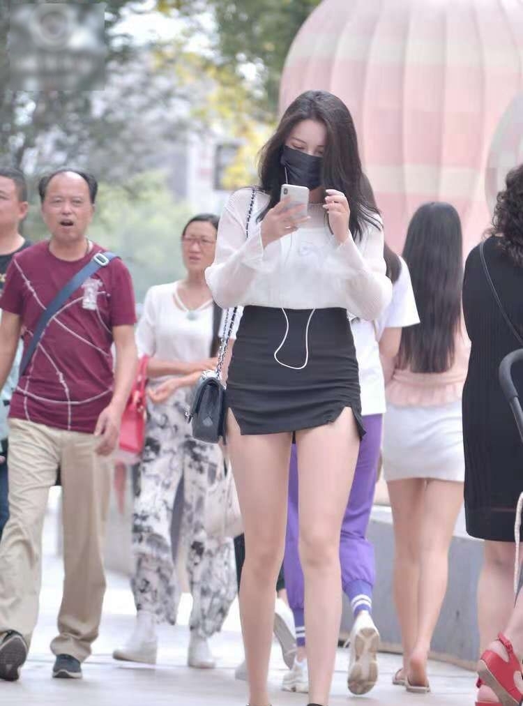 休闲|街拍:大长腿姐姐搭配一条高腰短裙,随性洒脱,很有休闲街头范儿