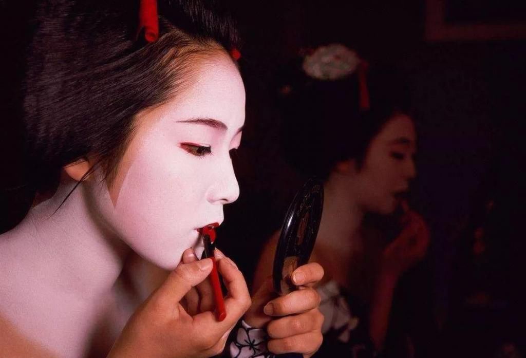 日本|牙齿染黑，眉毛剃掉，脸涂得煞白，为何古代日本女子流行扮丑妆容