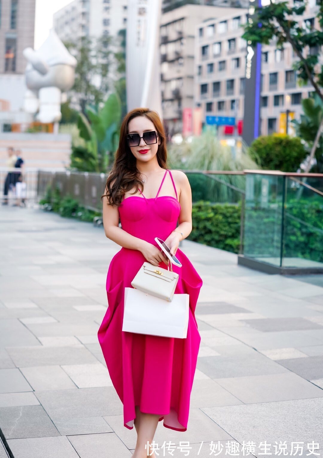 穿搭 一袭玫红色吊带裙性感迷人,尽显妩媚风情,穿出女生轻熟的美!