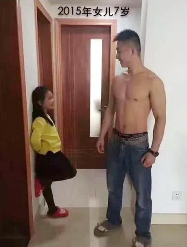 父亲|网上一组父女合照火了,女儿亭亭玉立,父亲却依旧魅力未减