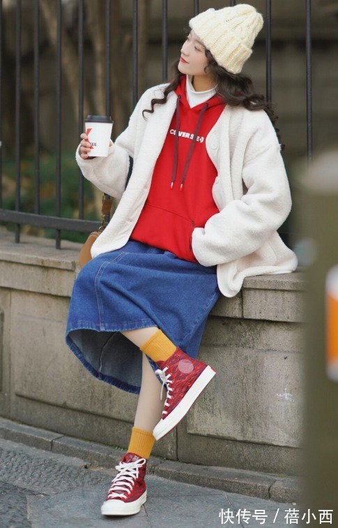 时髦 今年建议多穿羊羔毛外套,搭配卫衣、毛衣、半身裙,保暖又时髦