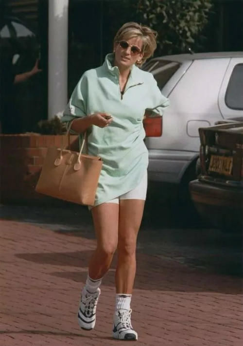 今春火了一种穿法，叫“长衫＋单车裤”，七分高调、三分潮，好美