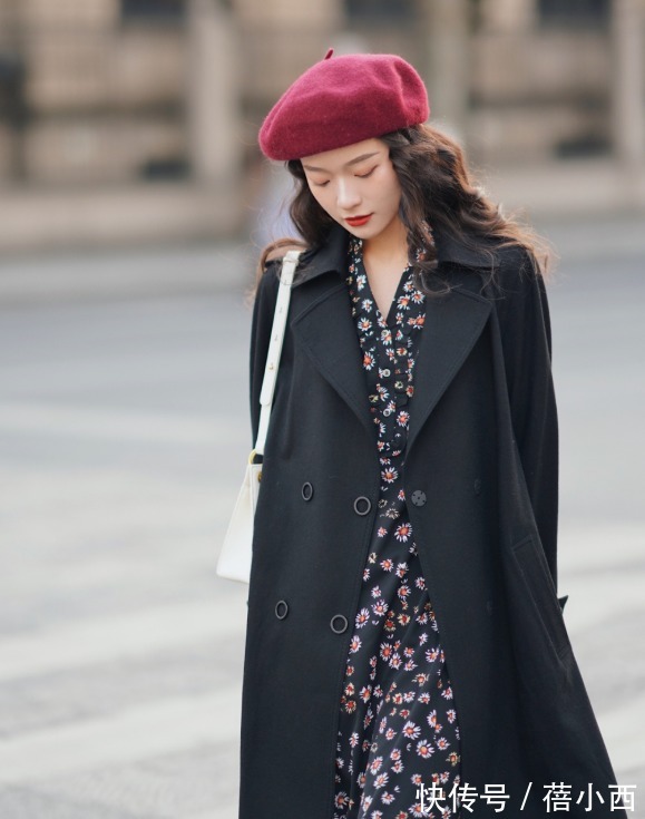博主|大衣里面配什么才时髦?建议试试“大衣+连衣裙”,简约又撩人
