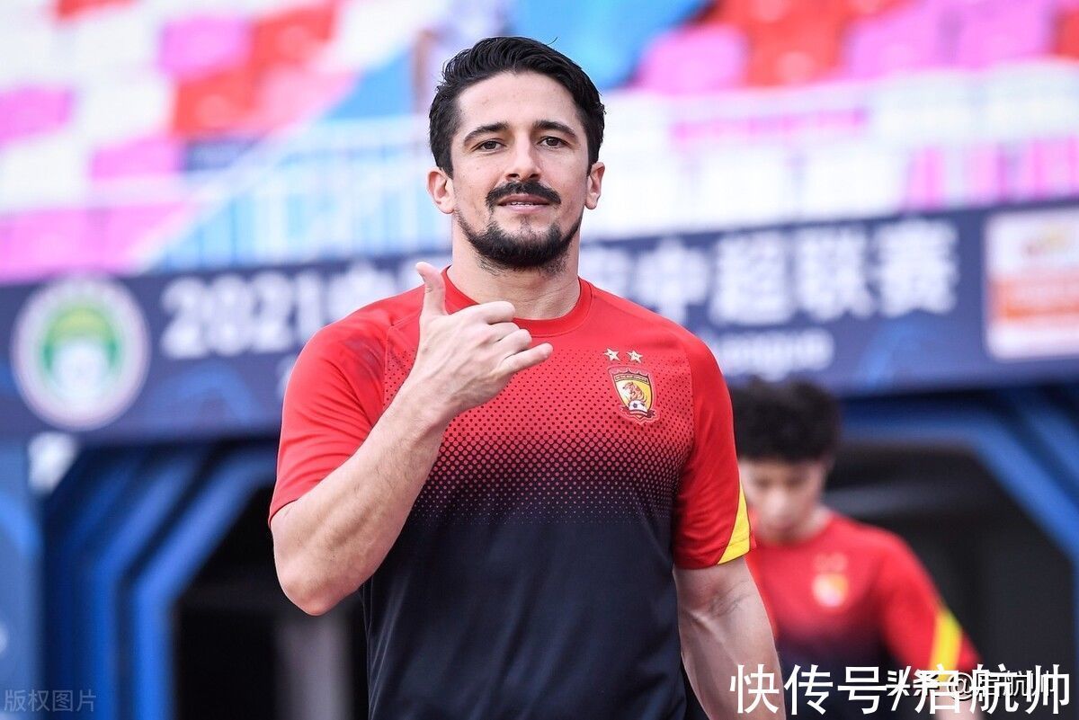 国足|为青训打压归化?曝费南多10月份复出,名记称洛国富不配国足首发