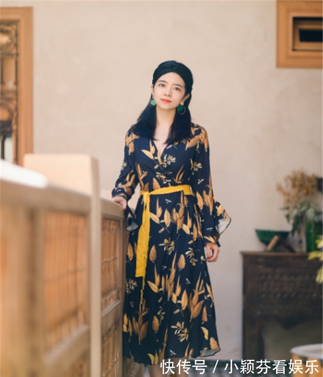 简繁|又到了跟三木学习,如何把几年前的“碎花裙”穿出高级感的时候了