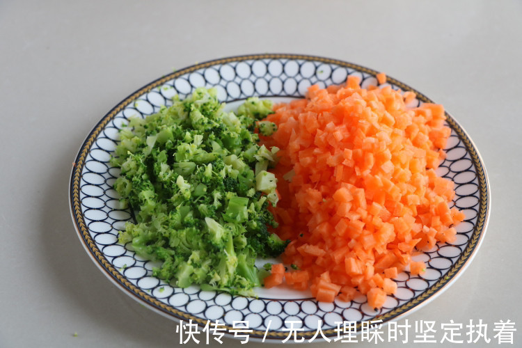 酥脆|冬天给女儿做了这早餐,松软酥脆,上桌就吃3个,隔三差五做一锅