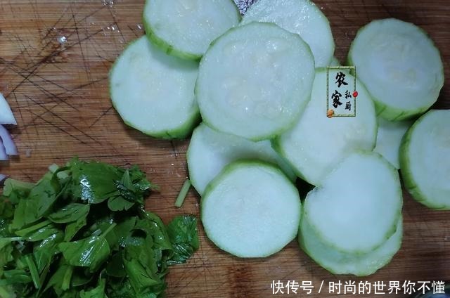 中午到老妈那蹭饭，大碗面一上桌，网友沸腾确定了，绝对是亲妈！