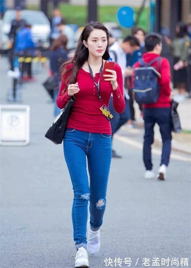 打底裤 街拍:时尚的小姐姐,灰色打底裤搭配淡红色背心,甜美又减龄!