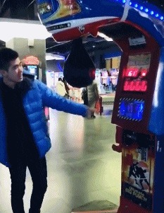 |搞笑GIF:没有一丝丝防备,就被闺蜜坑的一脸懵逼