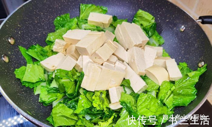 秋天|秋天，宁可不吃肉，此碱性蔬菜要多吃，钙含量极高，炖豆腐超级香