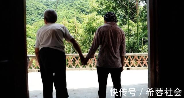 生产|双胞胎姐妹同时怀孕、生产,连娃都长得一样,姐姐无奈说出实情