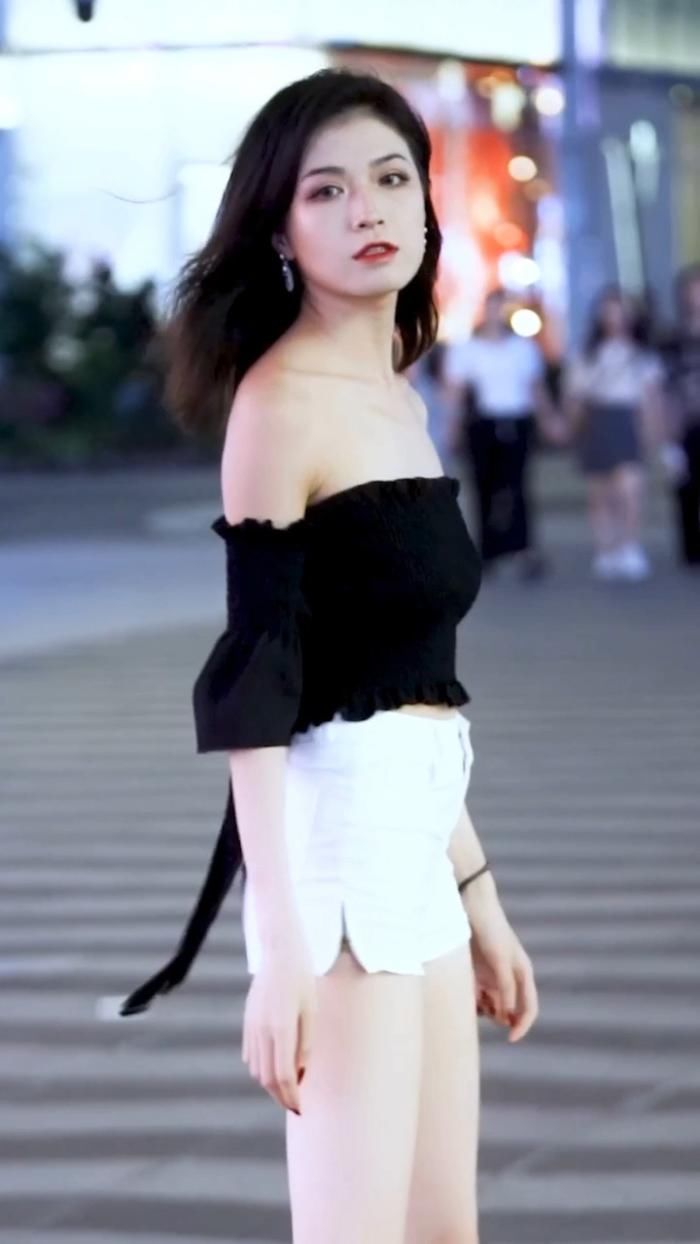 超短裤|街拍：精致黑色抹胸背心，巧妙搭配白色超短裤，尽显优雅迷人气质