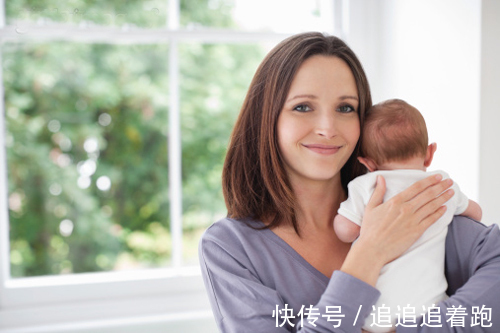 为何宝宝喜欢被抱着走动,一坐下就开始哭这些原因父母要明白