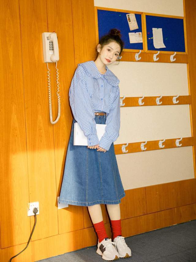 小个子 换季到底怎么穿?卡其色风衣+牛仔裙,日系又复古,美翻整个秋天