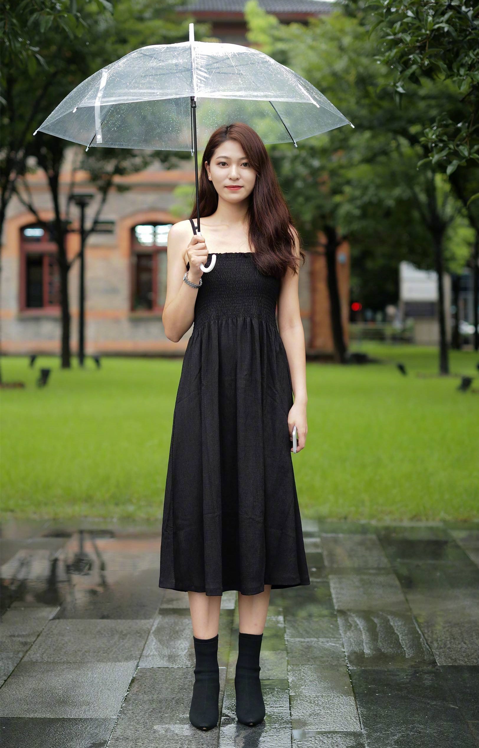 小姐姐这件高腰的紧身皮裤,有着非常简约的设计和质感