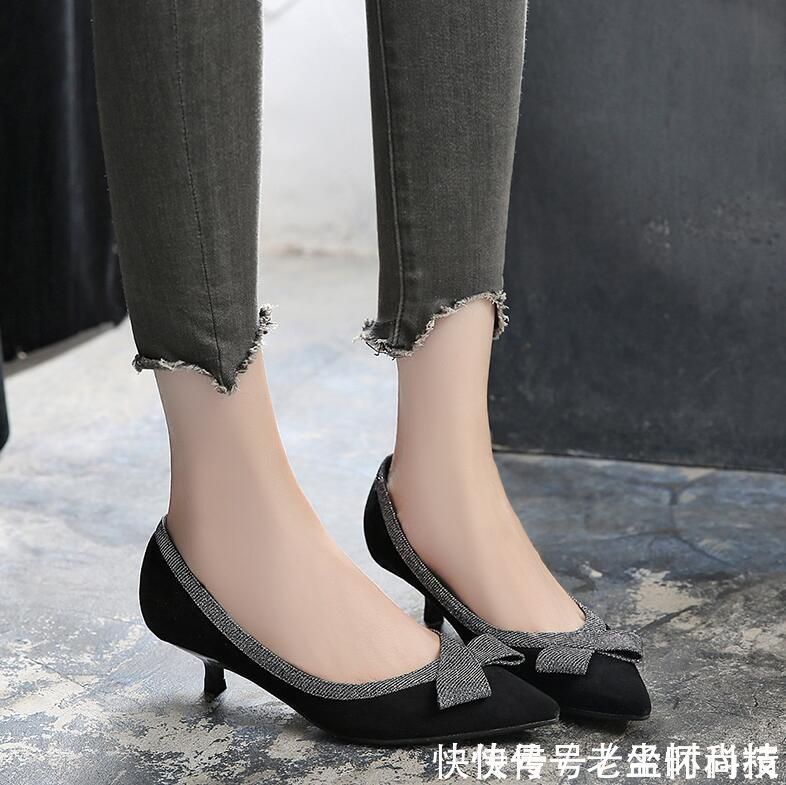 时尚的尖头高跟鞋小巧玲珑,散发出女人性感迷人的气息