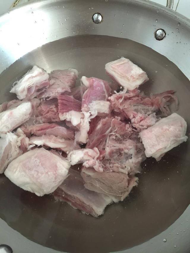 炖羊肉汤，别放太多料，只需2样，牢记4点，羊汤香浓又美味