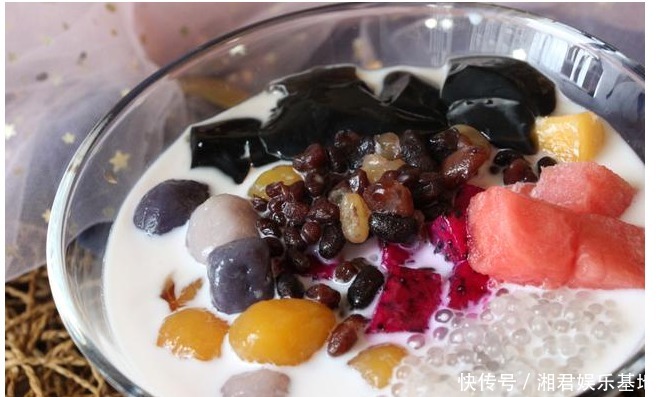 倒入|甜品店仙草水果捞的秘制配方,做法简单,清热降暑,成本才几块钱