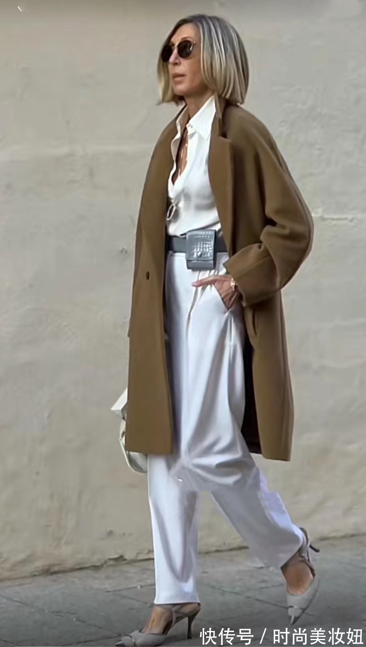 浅色系|女人无论多大年纪,穿衣都要精致高级,看50岁的她气质出众