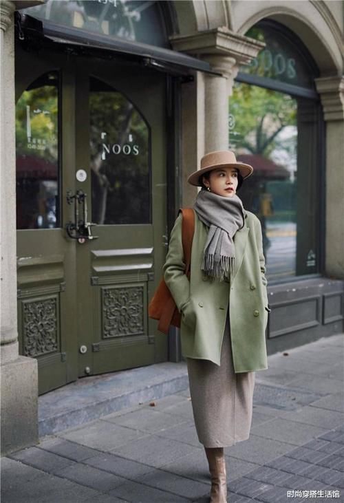 长大衣下面不一定穿裤子，学三木这样穿，时髦保暖有气质