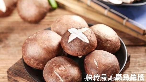 洗净|洗净香菇时，不要只用清水，厨师给你一水，让脏东西容易洗掉