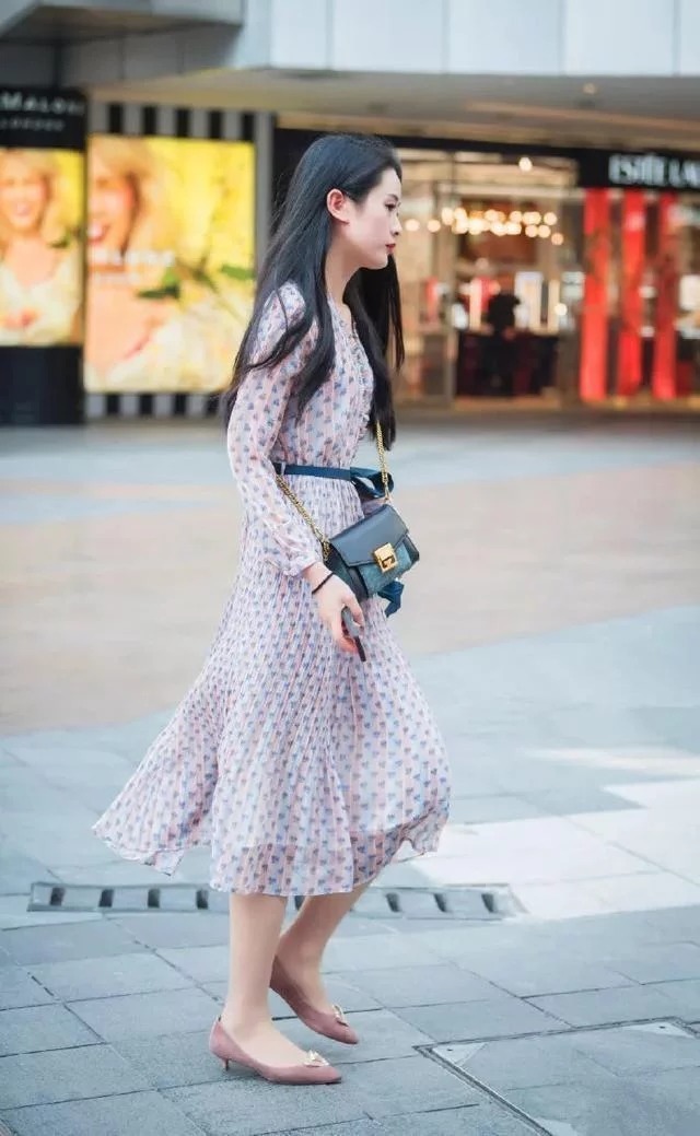 街拍:小美女身穿挂脖吊带裙装尽显傲人身姿,洁白肌肤,美极了