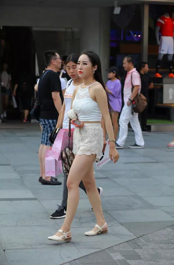 小姐姐|街拍小姐姐身穿蕾丝短裤搭配挂脖背心，穿出性感小清晰范儿