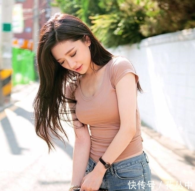 牛仔裤让妹子的身姿挺拔妙曼, 女人味足