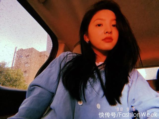 比春天更迷人的是：刘雯的蓝色衬衫