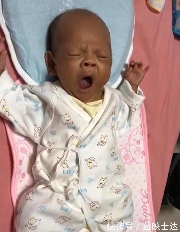 黑人|宝宝出生1个月成“黑人”,邻居质疑孩子出生,宝妈必须亲生的