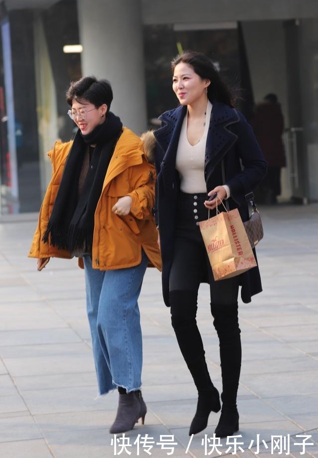 美女穿简洁利落的牛仔裤,更具一股青春活力感