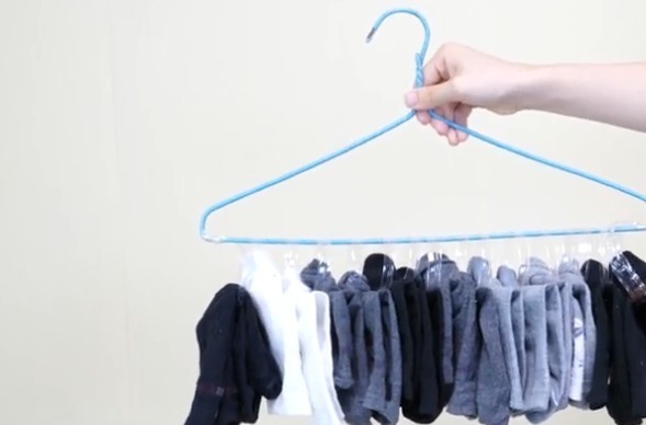 矿泉水瓶子别再扔了,剪一刀套在衣架上,解决了家家户户的大难题