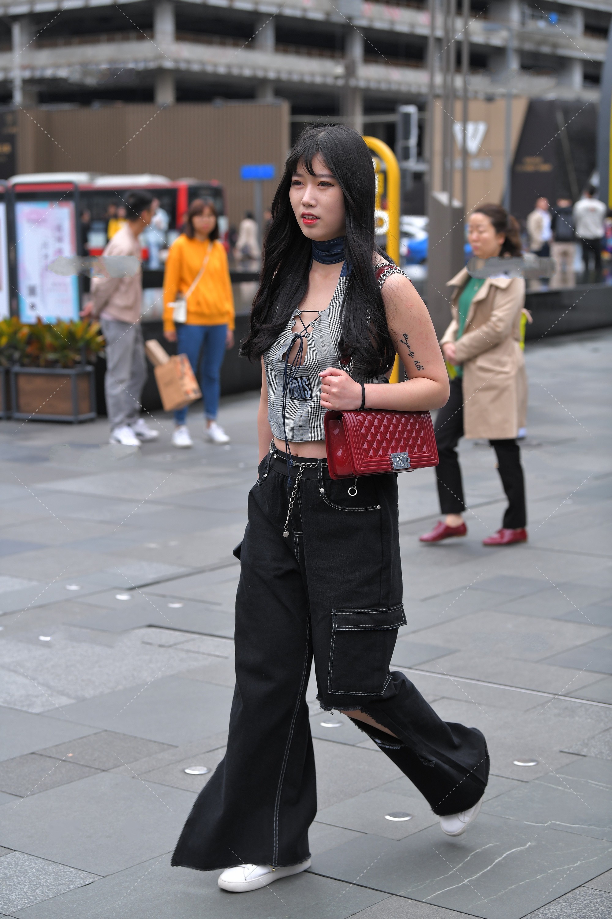 搭配|灰色条纹图案无袖上衣, 搭配黑色阔腿长裤子, 时尚感穿搭