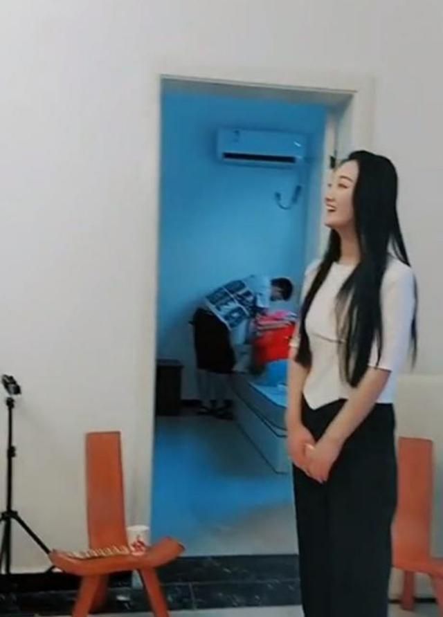 名媛|陈亚楠还挺低调,穿白色T恤衫配黑裤,挺有上流名媛气质