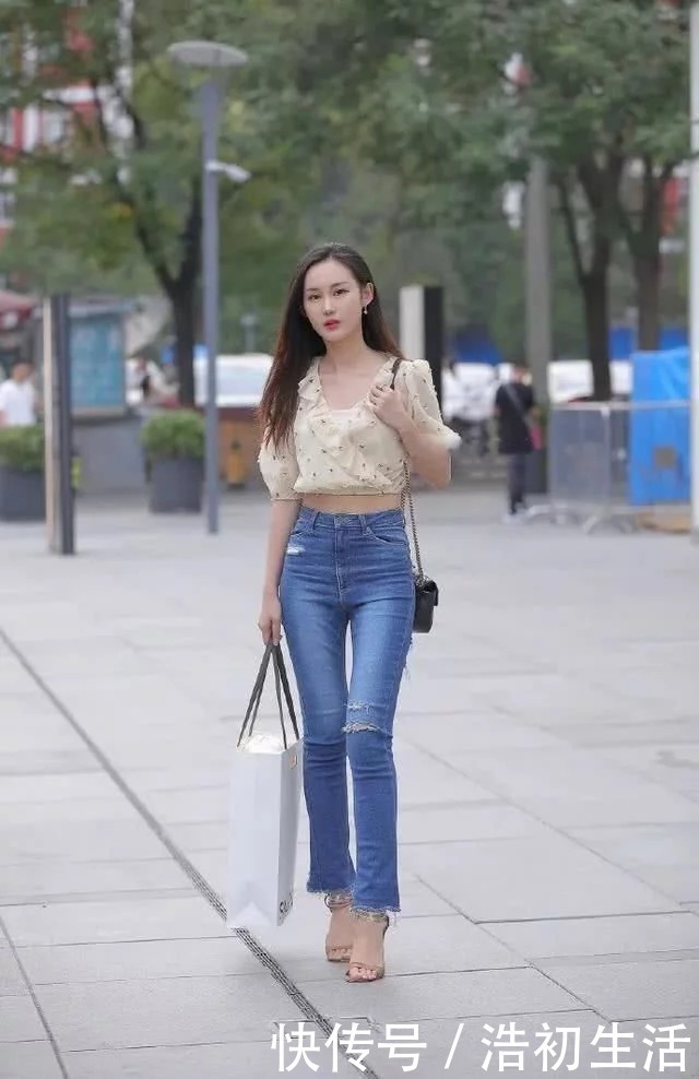 街拍|街拍:身材高挑小姐姐,背心搭配牛仔热裤,尽展纤细大长腿