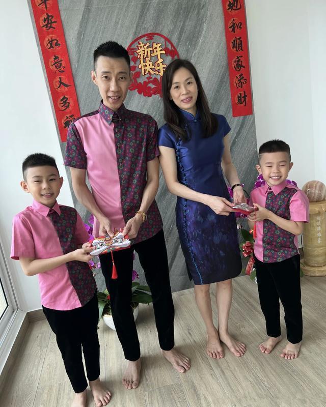 羽毛球|李宗伟拜年瘦脱相!39岁妻子美艳戴2000万手表,一家住皇宫附近