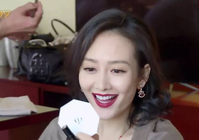 曾打瘦脸针致面瘫，悄悄换了假牙的王鸥，如今在综艺舞台抓人眼球