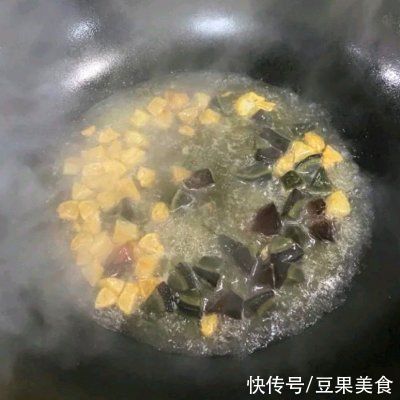 蒜香皮蛋菠菜（菠菜高大上的吃法）